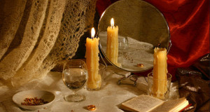 svechi-otrazhajutsja-v-zerkale