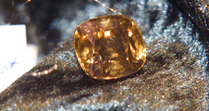 cirkonij-kamen'-magicheskie-svojstva