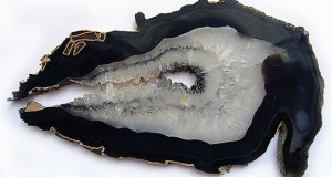 chernyj-agat-kamen'-magicheskie-svojstva